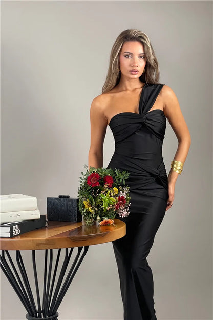 Robe Longue Noire Asymetrique chez Robe Asymétrique